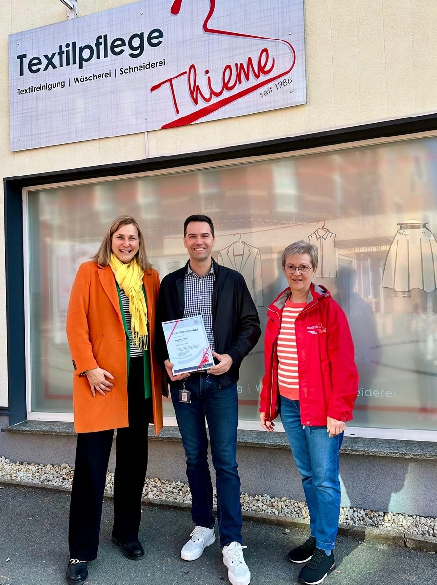 40-jähriges Firmenjubiläum von Textilpflege Thieme: Oberbürgermeisterin Constance Arndt, Geschäftsführer Tom Thieme und Seniorchefin Heidi Thieme mit der Jubiläumsurkunde