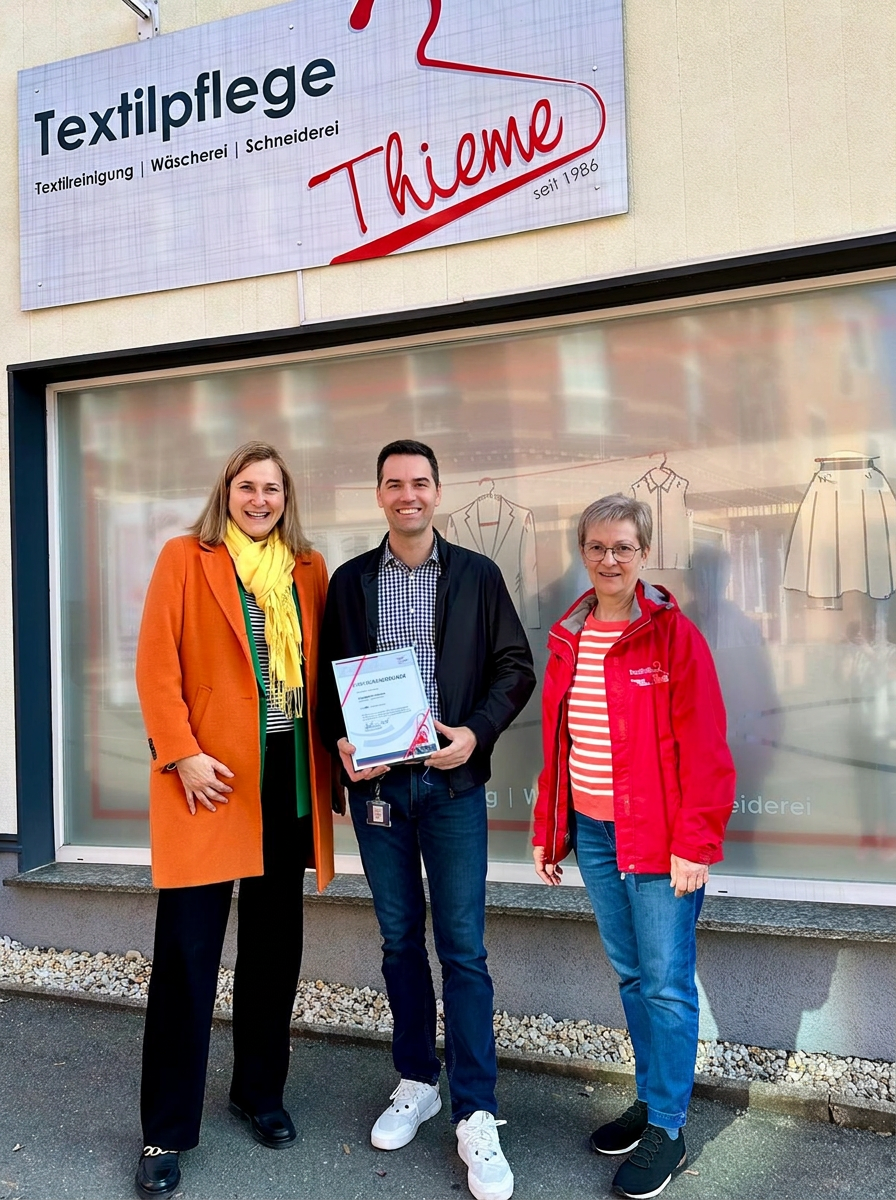 40-jähriges Firmenjubiläum von Textilpflege Thieme: Oberbürgermeisterin Constance Arndt, Geschäftsführer Tom Thieme und Seniorchefin Heidi Thieme mit der Jubiläumsurkunde